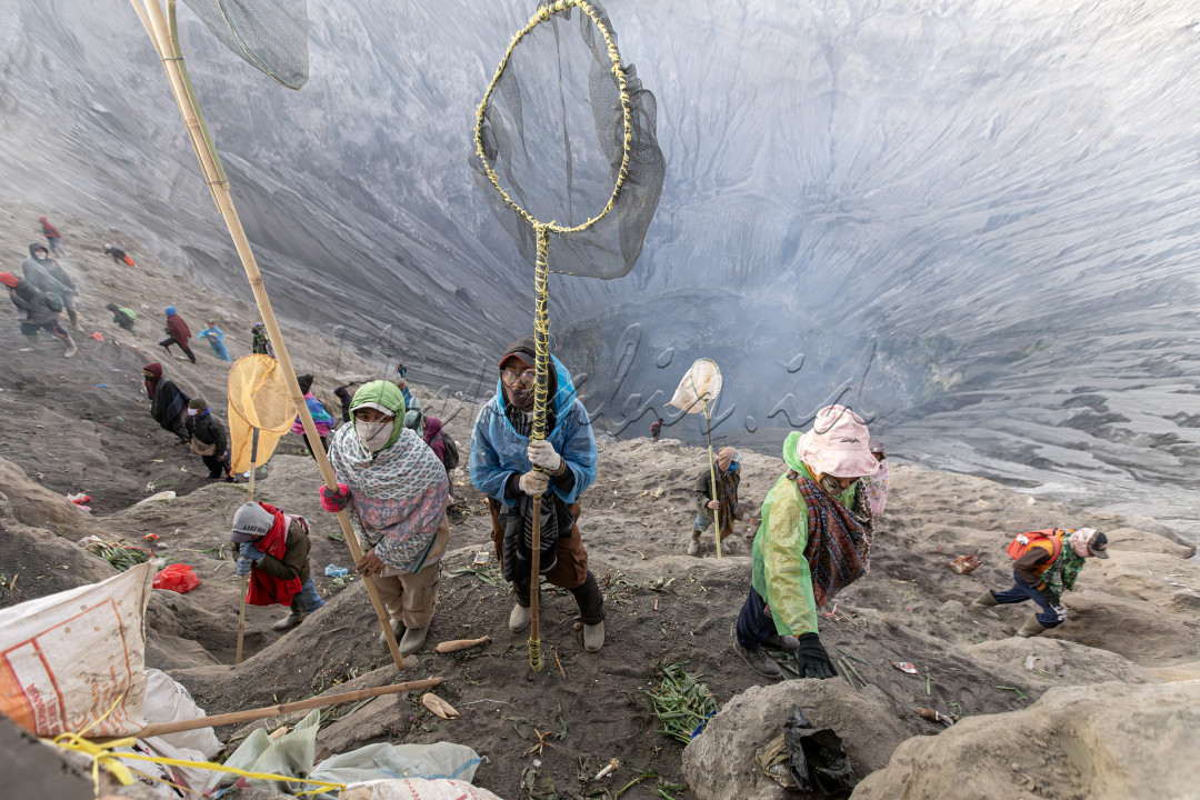 Penjaring Sesajen atau di sebut Merit ini adalah siap menerima sesajen yang di lemparkan warga ke kawah bromo. mereka saling berebut dan menangkap dan mengumpulkannya sesaji yang di lempar dari warga tengger ke arah kawah bromo.&nbsp;