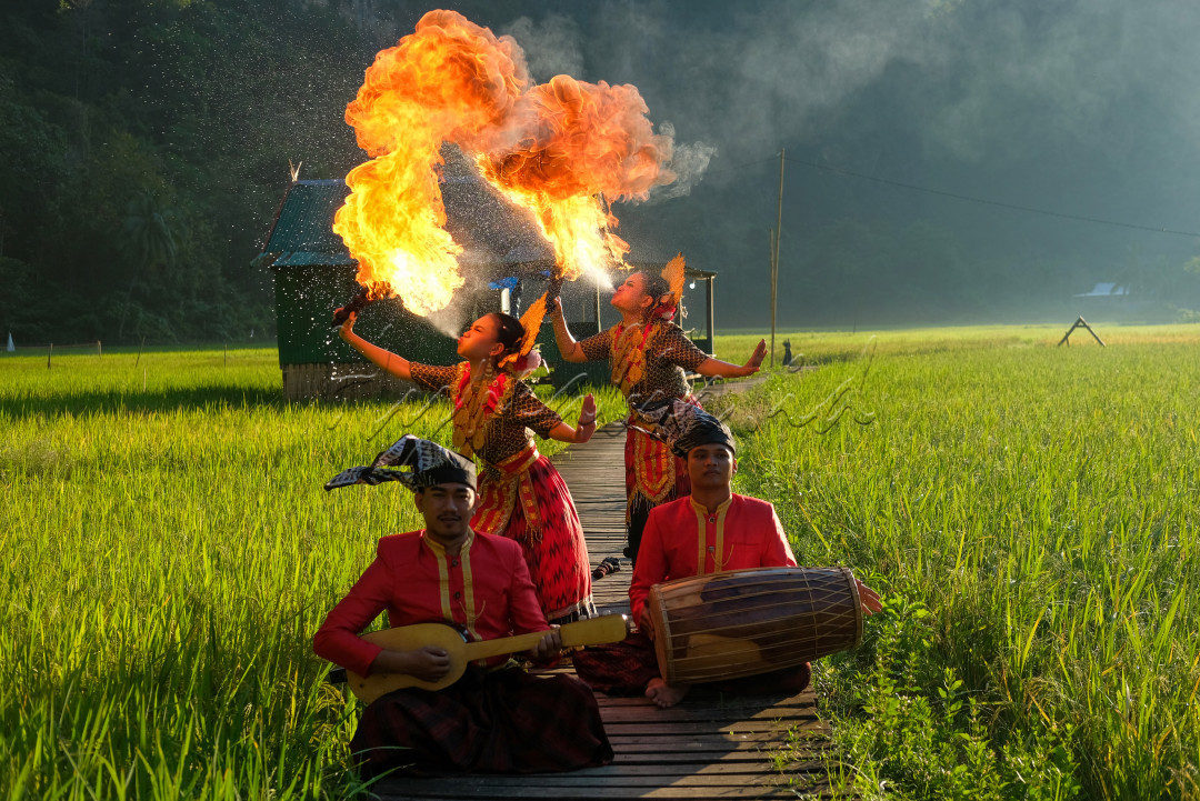 Pengertian secara harfiah tarian Pepe&rsquo;-pepeka ri Makka,&nbsp;pepe&rsquo;&nbsp;berarti api,&nbsp;ri&nbsp;berarti &ldquo;di&rdquo; yang merujuk pada keterangan,&nbsp;Makka&nbsp;berarti Mekah yang menegaskan fungsi &ldquo;di&rdquo; sebagai penunjukan tempat dan secara simbolik merujuk pada Islam. Sehingga, Pepe&rsquo;-pepeka ri Makka adalah tarian yang menggunakan api dan memiliki relasi dengan &ldquo;simbol&rdquo; keislaman