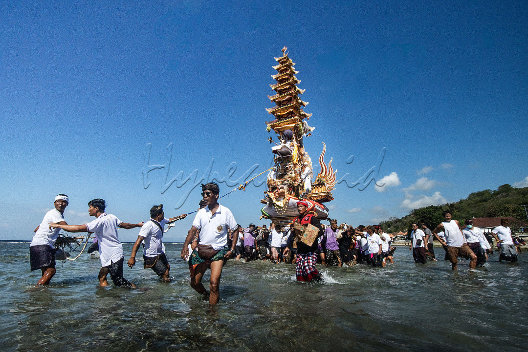 Potret Tradisi Ngaben, Ngaben di Nusa Penida memiliki salah satu keunikan yang membedakan dari Tradisi Ngaben di tempat lain yaitu, perjalanan menuju kuburan yang dimana melewati Pantai.