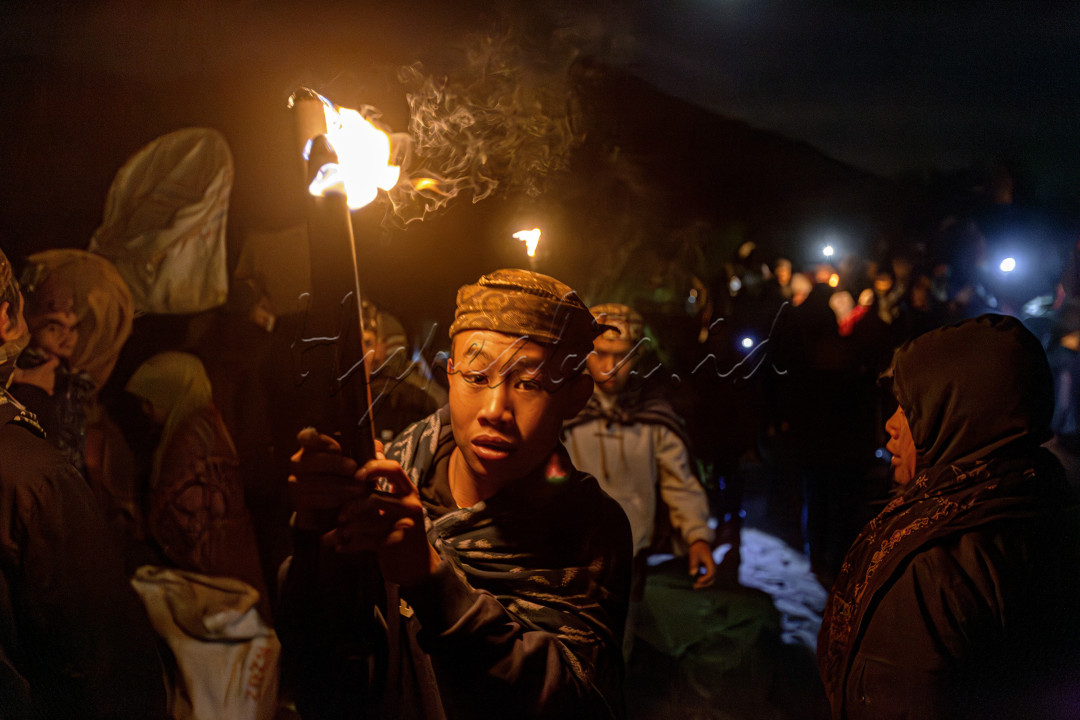 Masyarakat SukuTengger membawa persembahan dengan berjalan dari kaki bromo sampai kawah bromo. Larung Sesaji dalam bentuk hasil bumi, palawija dan juga ternak.&nbsp;