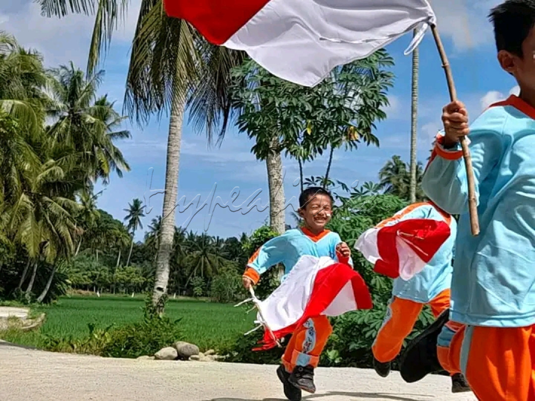 <br />
<br />
Semangat dalam merajut kemerdekaan dengan riang gembira. Bersaing dalam berlarian membawa bendera merah putih, sebagai simbol perjuangan. Anak-anak mengikuti lomba bawa bendera dengan semangat 45. Semangat kemerdekaan harus di pupuk sejak dini. Hal ini demi mewujudkan rasa nasionalisme dan patriotisme terhadap bangsa dan tanah air tercinta. Jaya terus Indonesiaku!<br />
&nbsp;