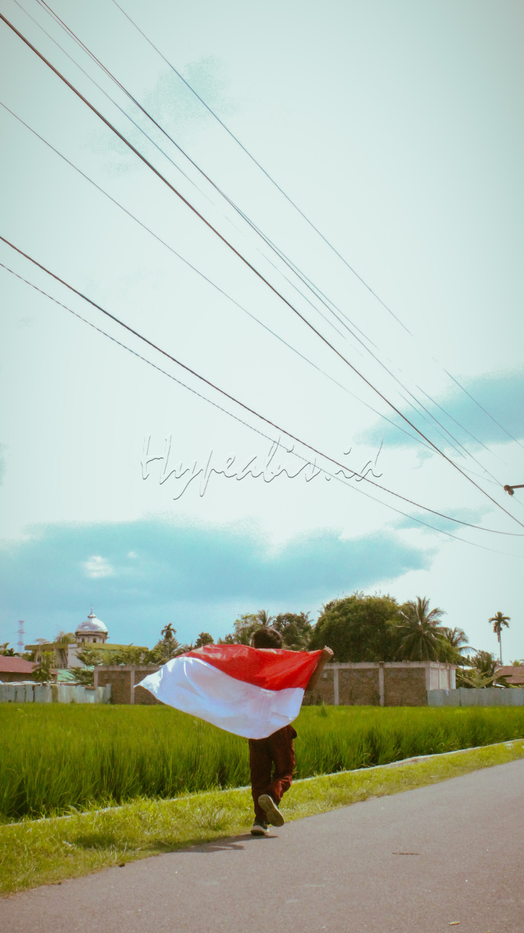 Anak generasi muda Indonesia dengan bangga membawa bendera merah putih untuk dikibar kan agar masyarakat indonesia melihat dan bisa menumbuhkan rasa cinta tanah air