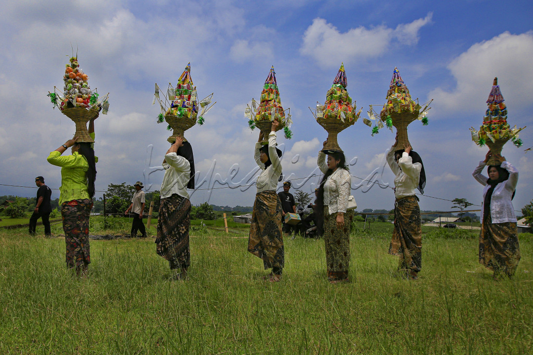Ritual Sedekah Bumi dan unduh Petirtaan adalah Agenda Tahunan. Pada festival Paras Beswara di ikuti Kirab Budaya, Unduh Petirtaan, Edukasi Pertanian dan Museum Desa. Melalui Sedekah Bumi ini merupakan wujud memanjatkan syukur kepada Tuhan Yang Esa yang telah memberikan rezeki kepada umat manusia.