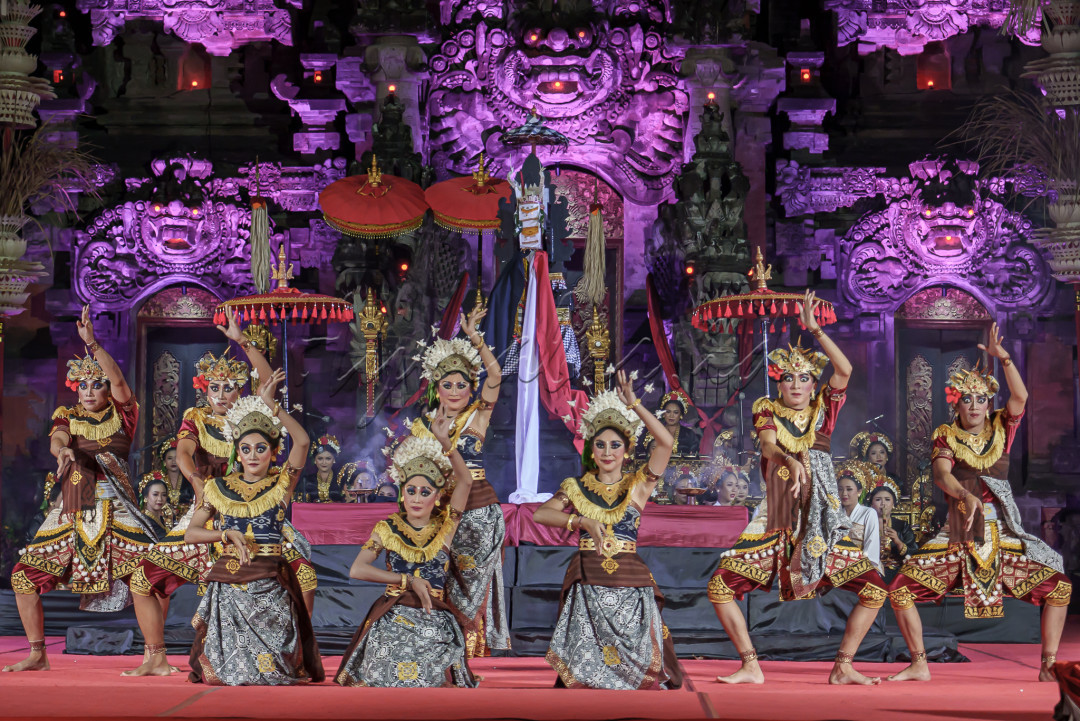 Seni Budaya Nasional terdiri dari berbagai seni tari yang tersebar di seluruh daerah di Indonesia, salah satunya yang terdapat di Bali
