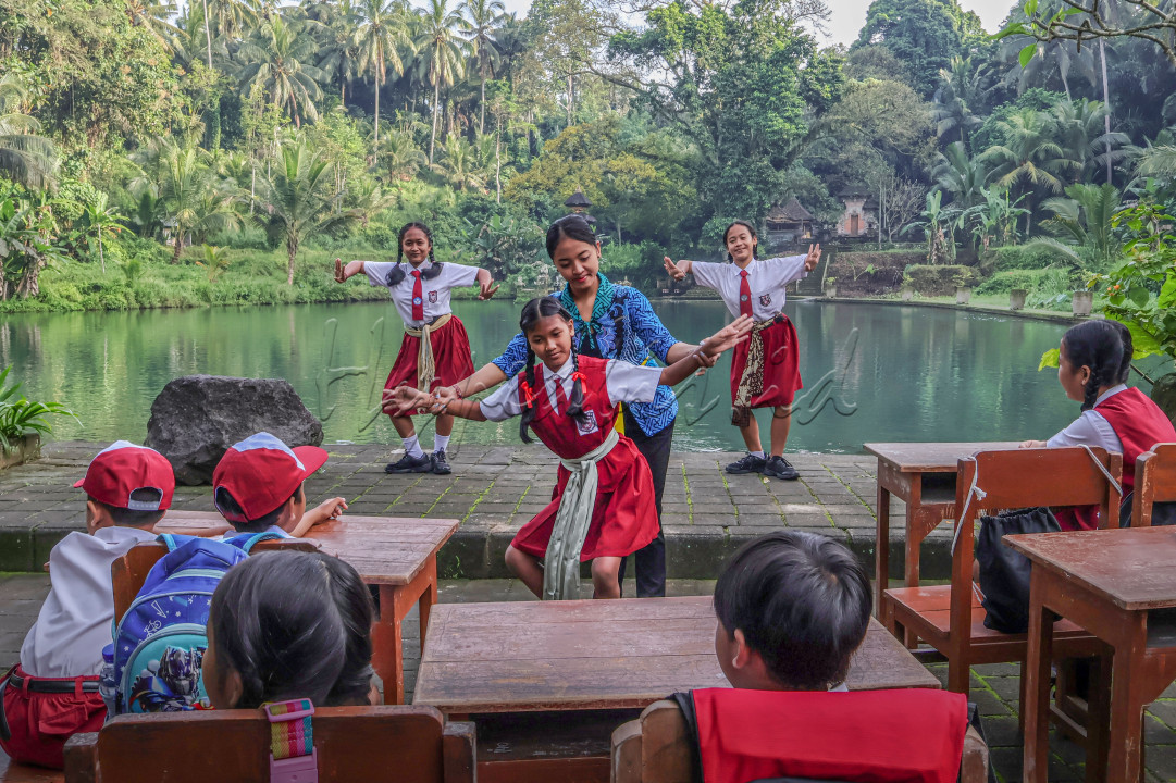 Belajar adalah suatu kegiatan yang bisa membuka luas pengetahuan kita. Profil pelajar pancasila adalah sebuah karakter/kemampuan siswa untuk menerapkan nilai-nilai Pancasila.