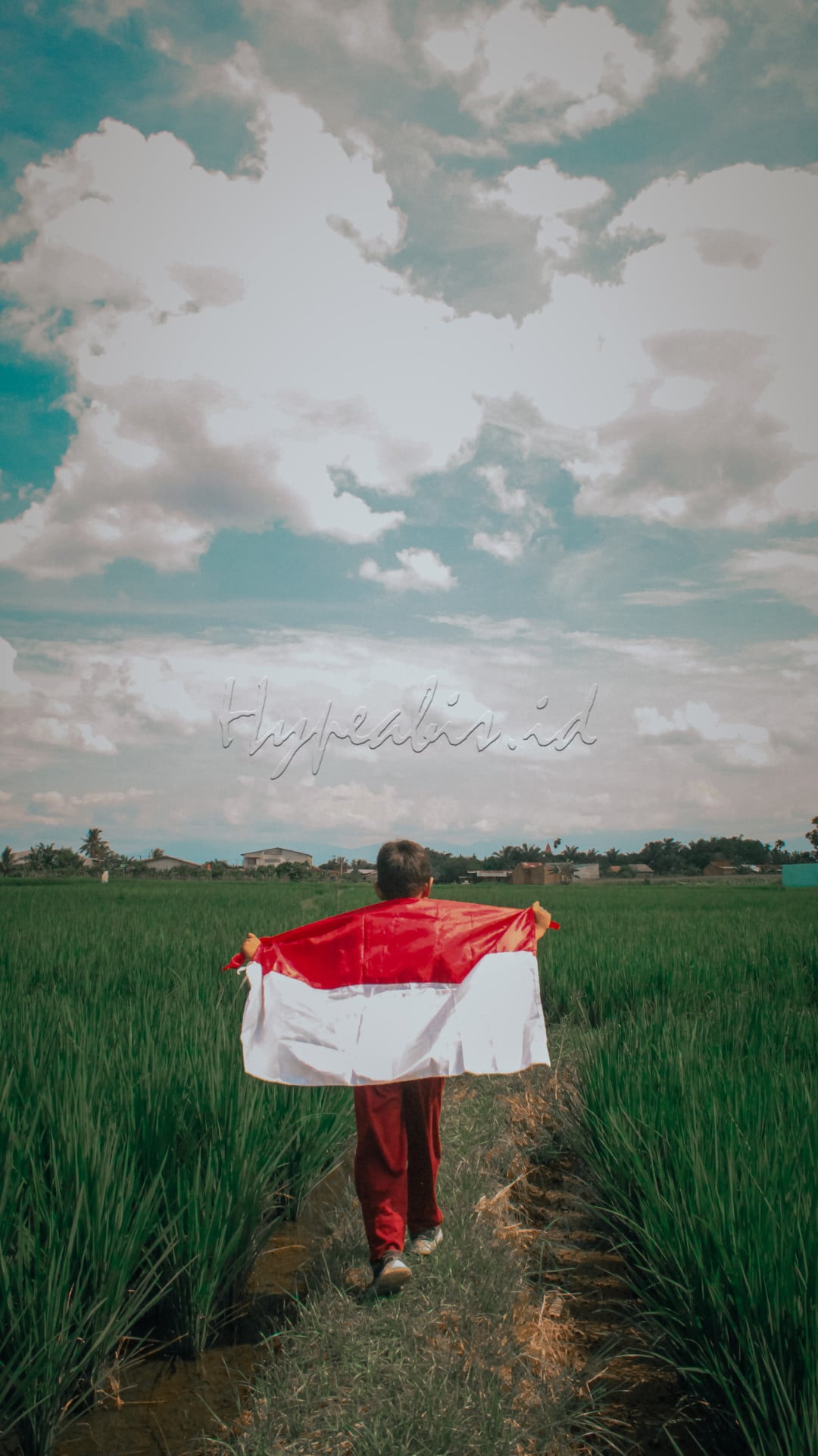 Generasi mudah mengibarkan bendera merah putih bersama nya sebagai wujud tanda cinta tanah air