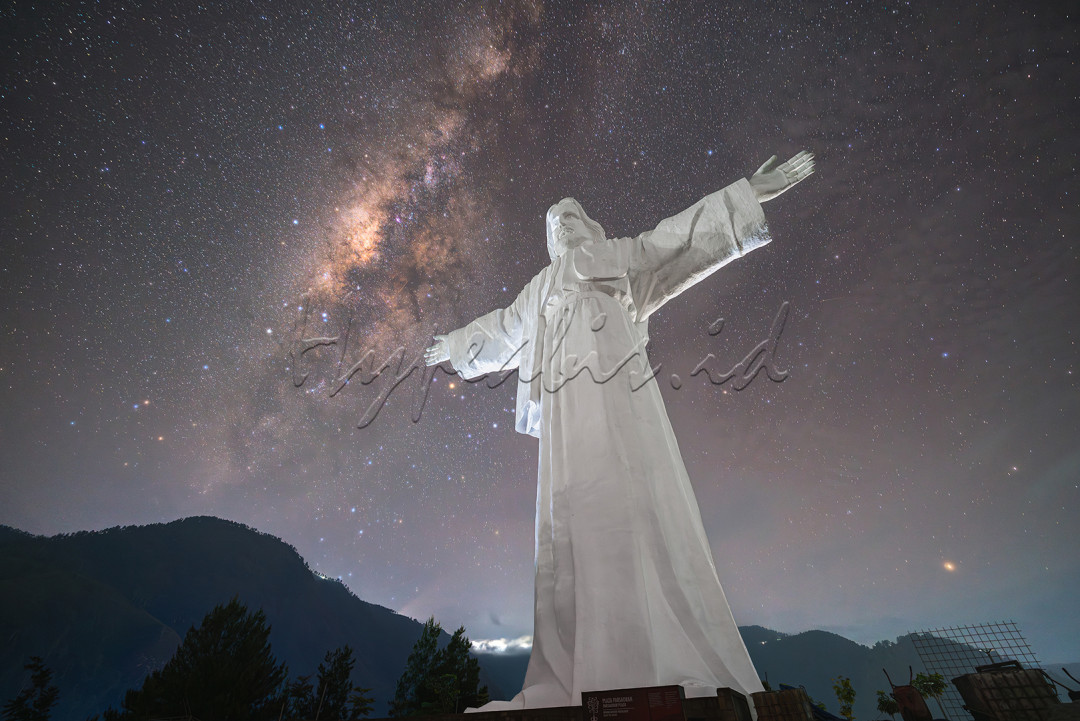 Menikmati pemandangan langit malam di Sibeabea dengan latar milkyway (galaksi bimasakti) diatas salah satu patung Yesus tertinggi di dunia