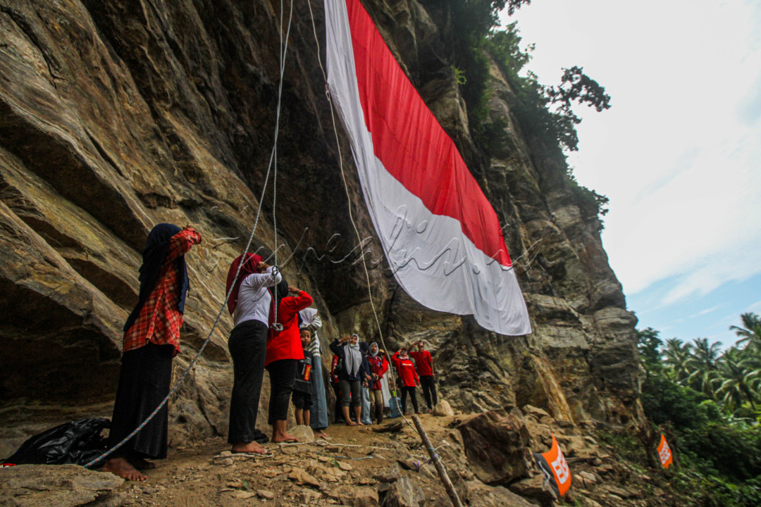 Upacara Pengibaran Bendera Merah Putih di tebing alam Likunggavali Desa Desa Marantale Kec. Siniu Kab. Parigi Moutong Sulawesi Tangah. Adalah salah satu kegiatan rutin tahunan yg di selenggarakan pada HUT RI 17 Agustus oleh pemuda dari berbagai komunitas.