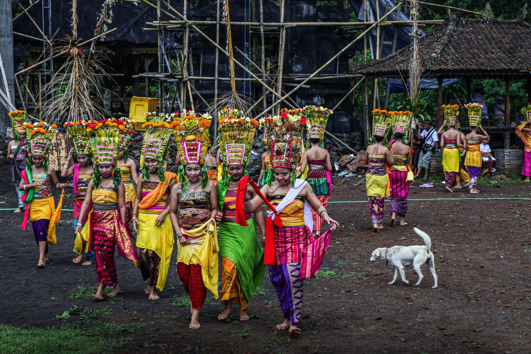 Potret beberapa kelompok penari Tarian Rejang, yang sedang berjalan pulang setelah Menari.