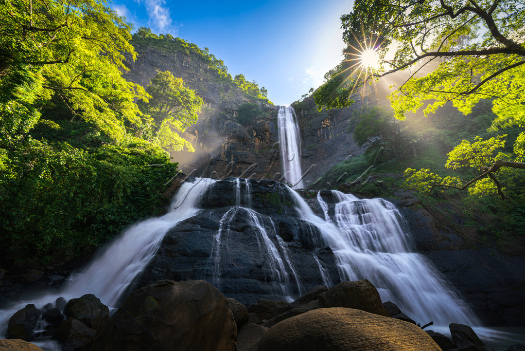 Menikmati keindahan moment pagi di Curug Cikanteh, Geopark Ciletuh, Jawa Barat