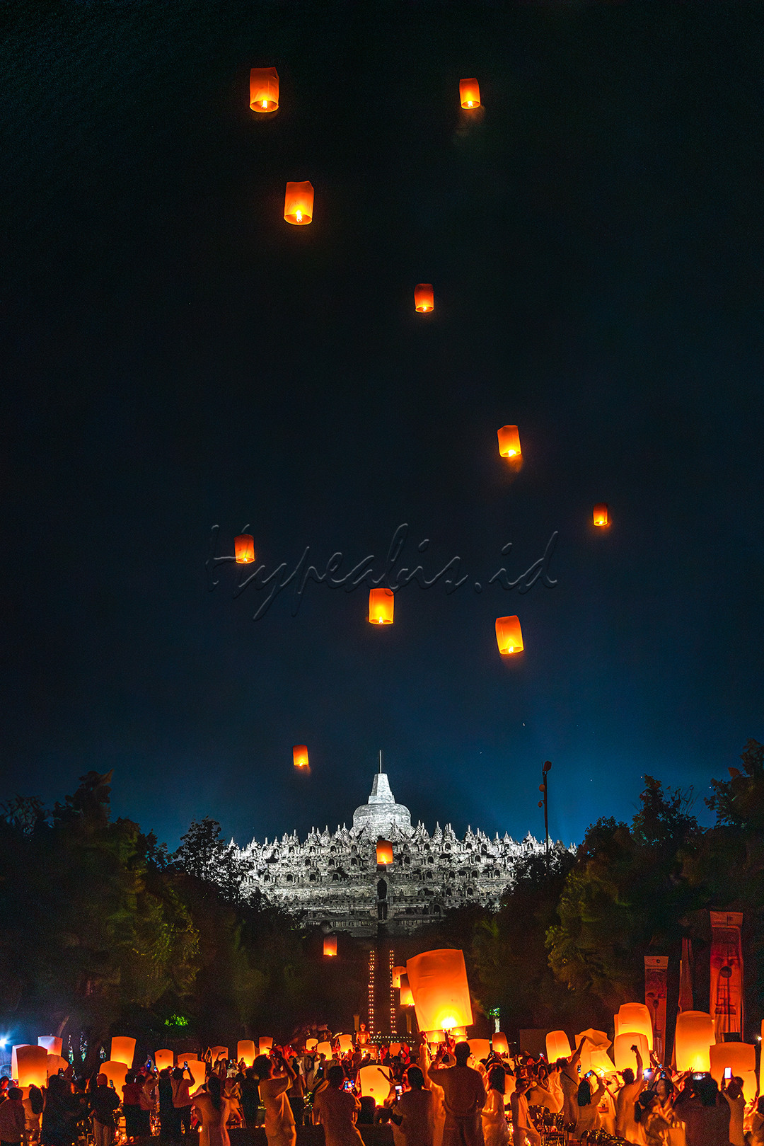 Melepas dan menerbangkan lampion bersama-sama dalam kegiatan Pabbajja Samanera di Candi Borobudur