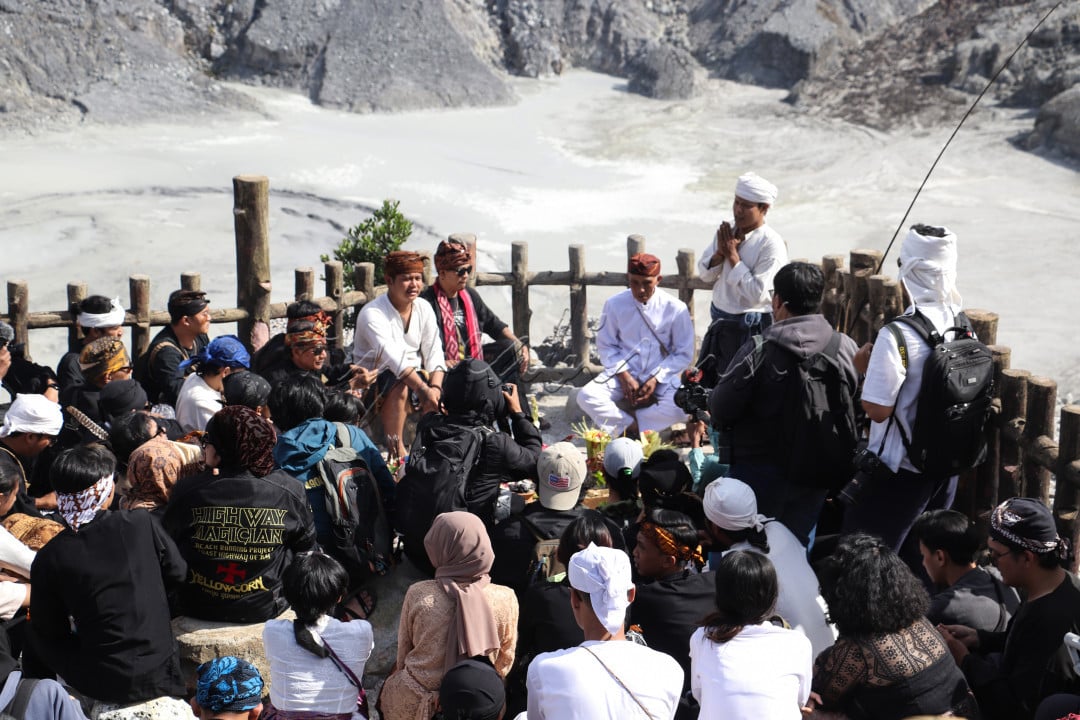 Upacara ini merupakan momentum perjumpaan antarsuku, ras, budaya, dan agama untuk bersama-sama mengungkapkan rasa syukur kepada Tuhan yang Maha Esa karena telah menjadikan alam semesta sebagai menopang kehidupan. Rasa syukur tersebut diekspresikan dalam simbol, tata upacara, lantunan mantra, musik sakral, gerak tubuh, maupun kesenian yang terinspirasi dari ragam pesan tentang tatanan, pencerahan, ajaran, pengetahuan, kebijakan, keterampilan, dan kekayaan, yang diwariskan leluhur bangsa ini. Perayaan akan keragaman budaya ini menjadi ruang membangun sikap toleransi dan harmoni.<br />
<br />
Upacara ini bukan untuk menghamburkan makanan dan bukan juga untuk menyekutukan Tuhan. Upacara ini merupakan simbol masyarakat Sunda di bagian pegunungan untuk memberikan penghomatan dan rasa terima kasih kepada alam berupa apa yang dimakan dan apa yang diminum. Oleh karena itu, masyarakat menggelar prosesi "Ngalung" makanan dan minuman ke dasar Kawah Ratu di Gunung Tangkuban Parahu agar tetap diberikan keselamatan dan kesejahteraan melalui alam semesta.