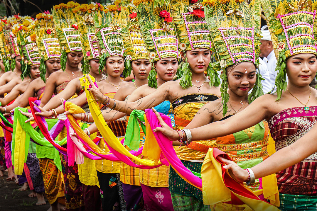Potret warna warni pakaian Penari Rejang di Desa Tista, Karangasem Bali. Inilah momen yang ditunggu-tunggu oleh para wisatawan yang sedang berlibur ke Bali
