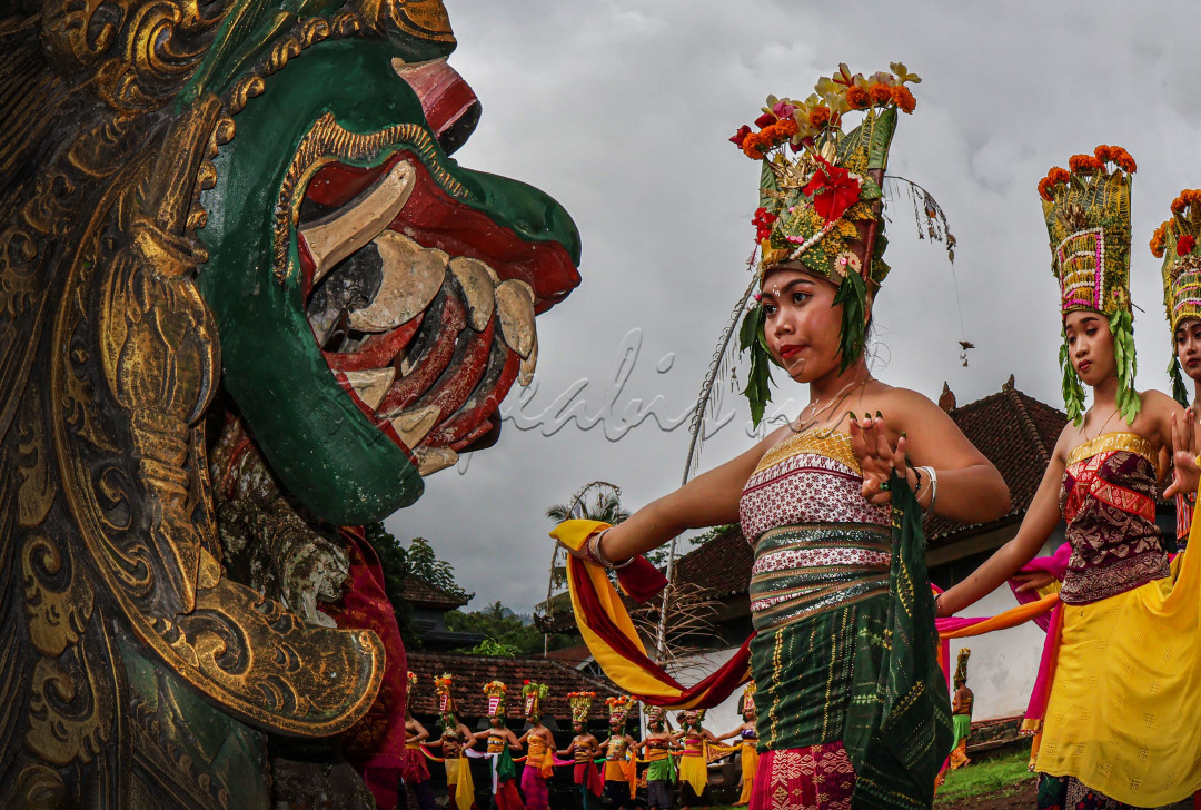 Potret Budaya Tarian Rejang di desa Tista, Karangasem Bali. Biasanya tarian ini dilaksanakan pada saat Hari Raya Kuningan di Bali.