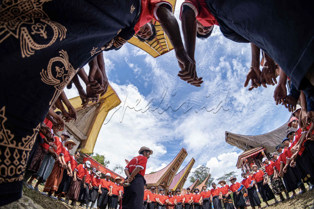 Tarian Badong merupakan tarian kedukaan suku Toraja. Tarian ini menjadi bagian dari ritual upacara rambu solo