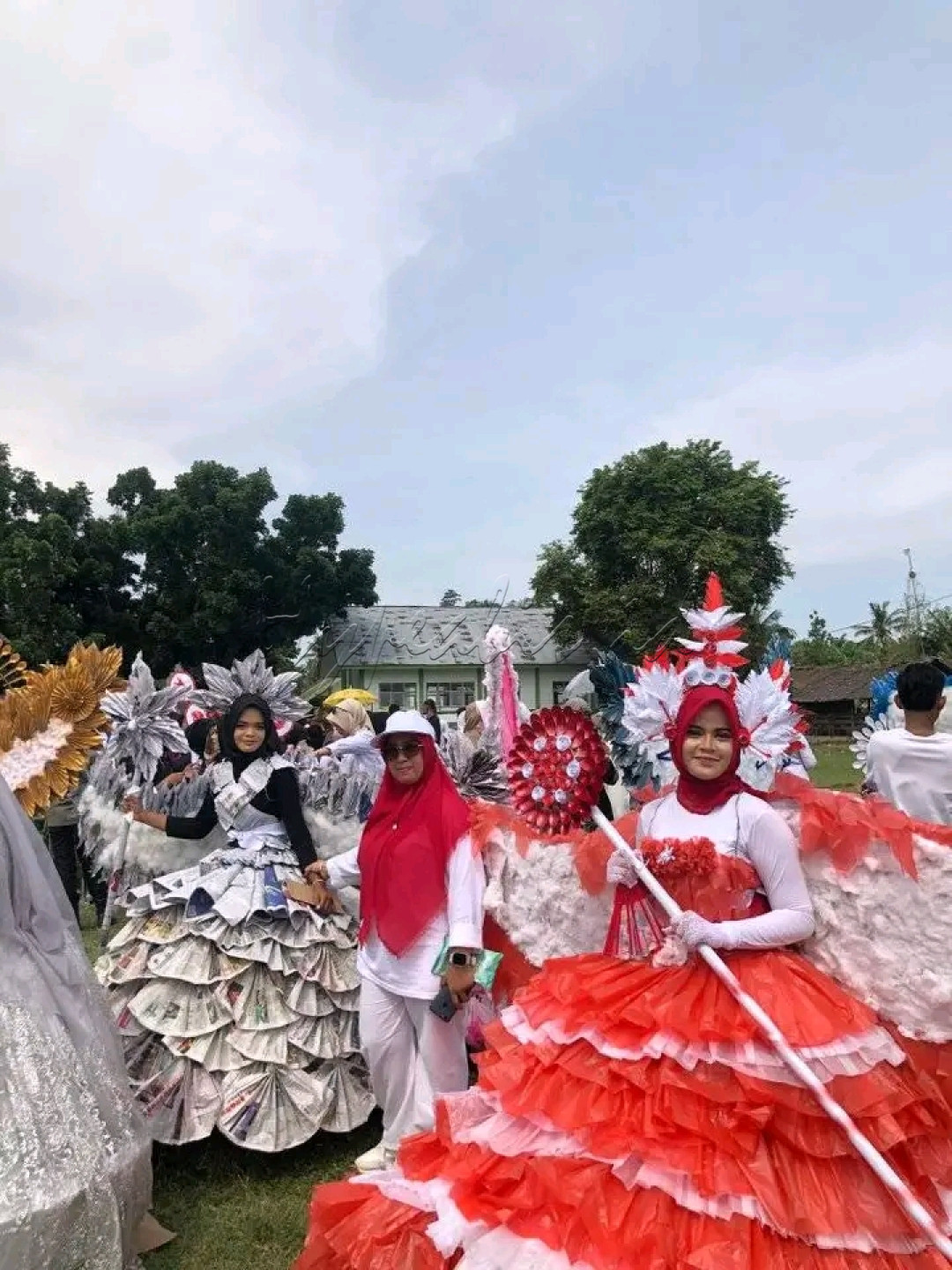 Pawai Budaya Karnaval dalam rangka memperingati HUT RI Ke-79 Tahun 2024. Para peserta menggunakan pakaian adat atau pakaian modifikasi yang dibuat dari kain atau daur ulang.