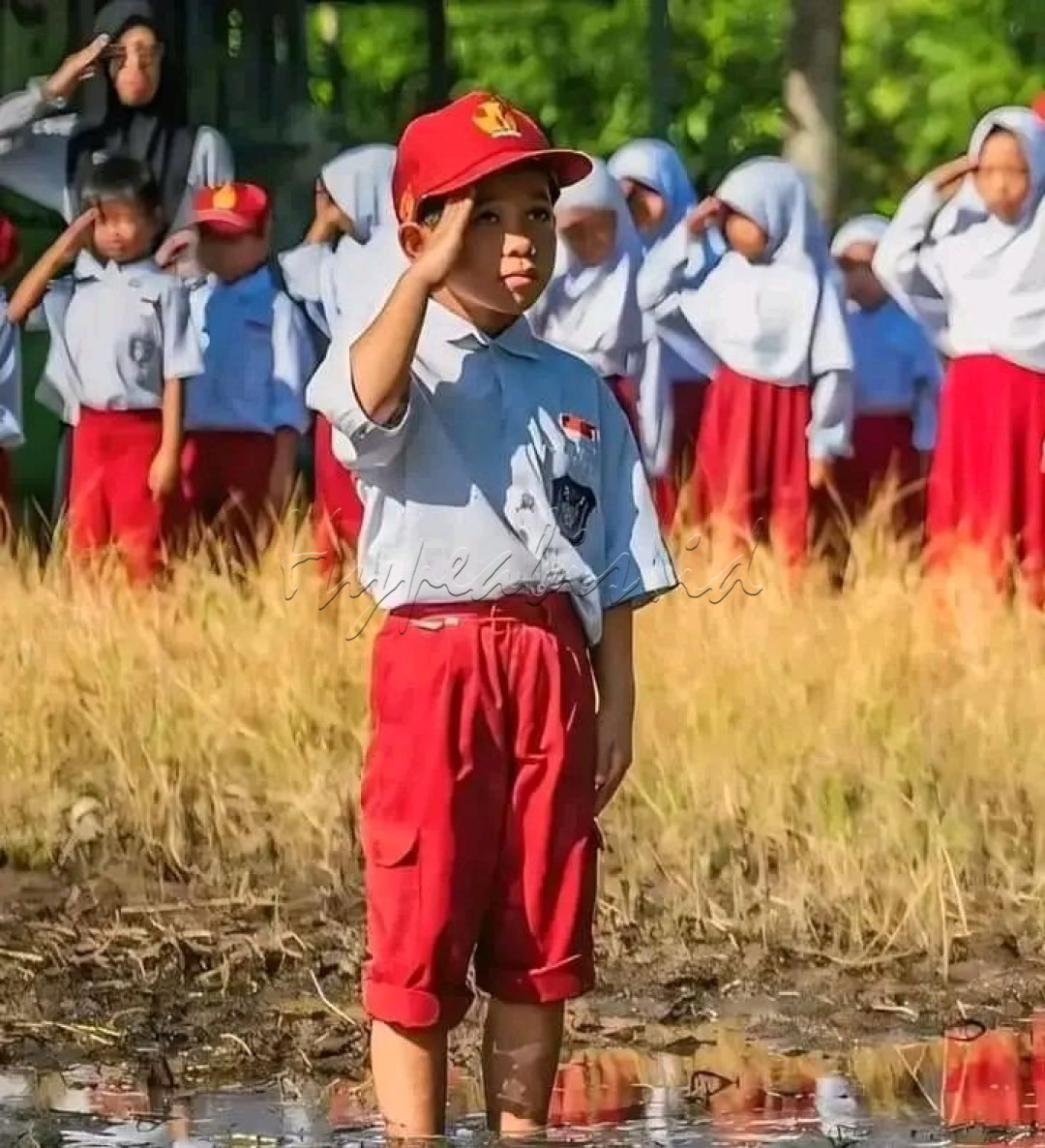 Upacara HUT RI Ke-79 tahun 2024 di salah satu sekolah dasar. Peringatan Upacara HUT RI berlangsung begitu khidmat walaupun para siswa berdiri di dalam lumpur.