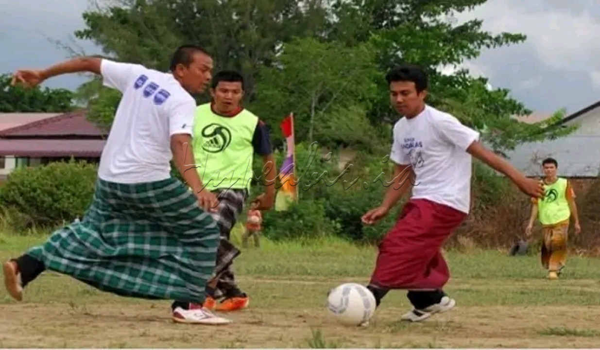 Dalam memperingati HUT RI, para pemuda dan remaja bersatu jua dalam lomba bola Sarung. Hal yang paling unik dari lomba ini adalah para peserta bermain bola dengan menggunakan sarung.