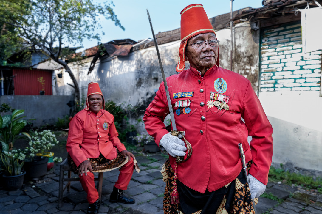 Pria berusia sepuh berkacamata dan berseragam merah dengan pedang di tangan merupakan salah satu anggota Bregodo prajurit Keraton Kasunanan Surakarta Hadiningrat.<br />
Keberadaan Bregada, Bregodo, Bergodo atau Bergodo adalah pasukan keraton yang hingga kini setia menemani perjalanan Keraton Kasunanan Surakarta Hadiningrat. Kehadiran mereka selalu menarik perhatian karena seragam yang dikenakannya beraneka warna, sesuai dengan kesatuan masing-masing.&nbsp;<br />
Dalam sejarahnya, pada kerajaan Mataram, prajurit keraton ini memang menjadi semacam angkatan bersenjata milik keraton dan menjadi sistem pertahanan keraton yang sangat diandalkan.&nbsp;<br />
Sebagai prajurit perang kala itu, mereka juga dibekali berbagai kemahiran penggunaan senjata, seperti tombak, pedang dan panah.&nbsp;<br />
Di era kini, Bregodo masih cukup menarik untuk disaksikan. Bukan tentang kemahiran berperang pada masa dulu, namun sebagai simbol budaya, prajurit keraton ini tampil sebagai pegiat budaya yang masih lestari.&nbsp;