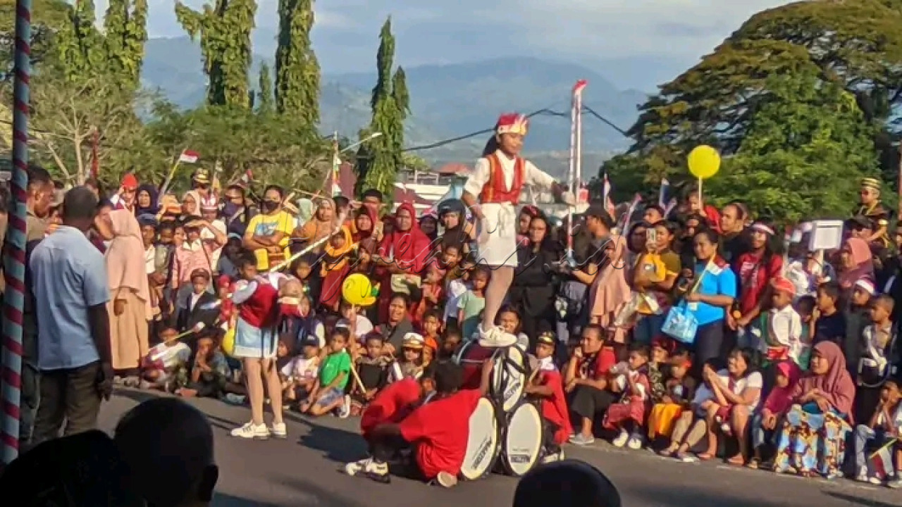 Atraksi Budaya Marching Band dilakukan dalam memperingati HUT RI Ke-79 Tahun 2024. Pertunjukan ini disaksikan oleh masyarakat saat pawai Budaya Karnaval berlangsung.