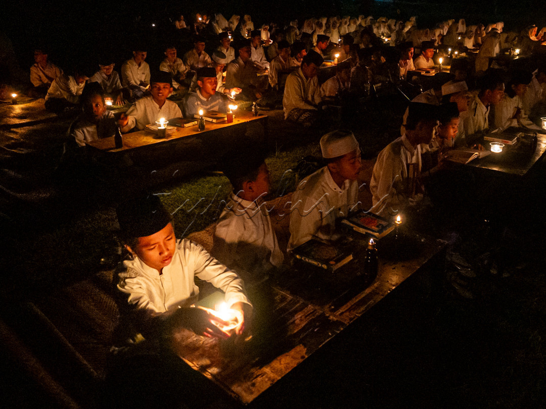 Dalam menyambut malam Lailatul Qadar para santri di salah satu pondok di Boyolali melakukan khataman dengan disinari "senthir"