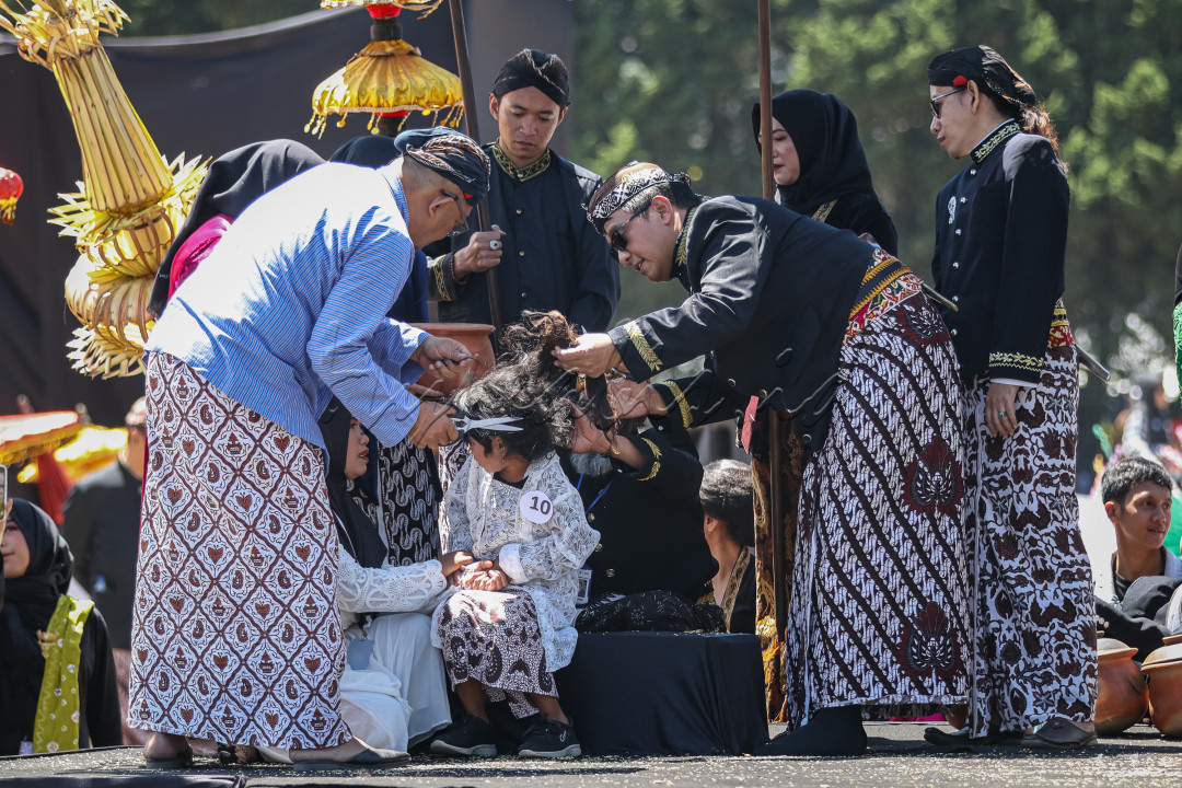 Ruwatan Rambut Gimbal merupakan acara pemotongan rambut gimbal anak-anak berambut gimbal di Dieng. Anak-anak berambut gimbal ini dipercaya sebagai titipan penguasa alam gaib dan rambutnya baru bisa dipotong setelah permintaannya dipenuhi.