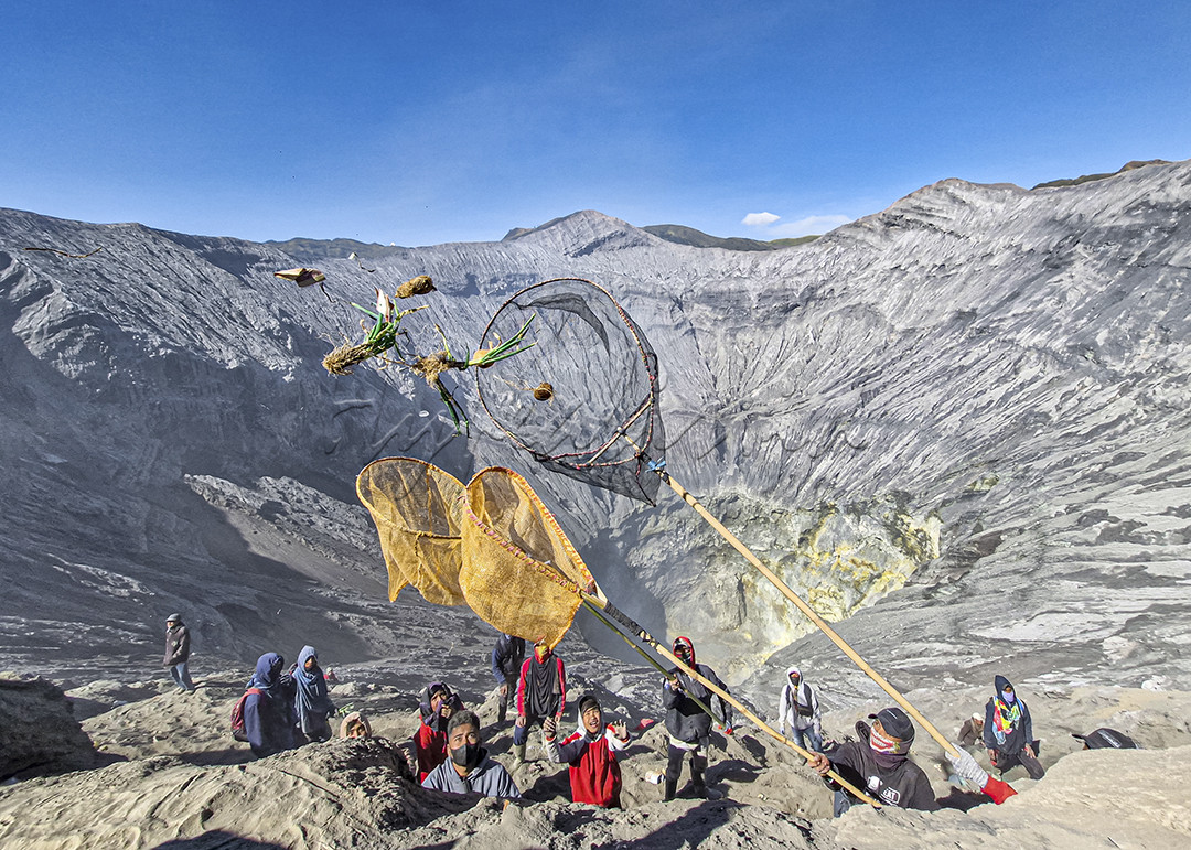 Upacara Kasada warga Tengger membawa sayur mayur untuk selanjutnya di lempar ke kawah Bromo