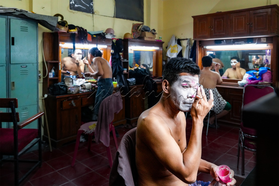 Dibalik panggung pertunjukan wayang orang Sriwedari Solo<br />
Para pewayang sedang bersiap di ruangan nya masing masing. Pewayang perempuan ada di ruang perempuan, sementara pewayang laki-laki ada di ruang laki-laki. Mereka duduk di depan cermin dan berhias.&nbsp;<br />
Masing-masing mempersiapkan diri, tanpa adanya makeup artist<br />
Di ruang laki-laki, beberapa pewayang menggambar wajahnya dengan coretan tebal, mereka berdandan mewakili watak dan karakter tertentu sehingga terdapat pakem dan ciri-ciri khusus yang menarik.<br />
Semua pemain wayang hampir selalu memerankan peran dan karakter tertentu. Mereka bersiap sesuai jadwal. Mereka sudah hapal dengan peran dan kapan perlu muncul ke atas panggung pertunjukan.<br />
<br />
<br />
<br />
&nbsp;