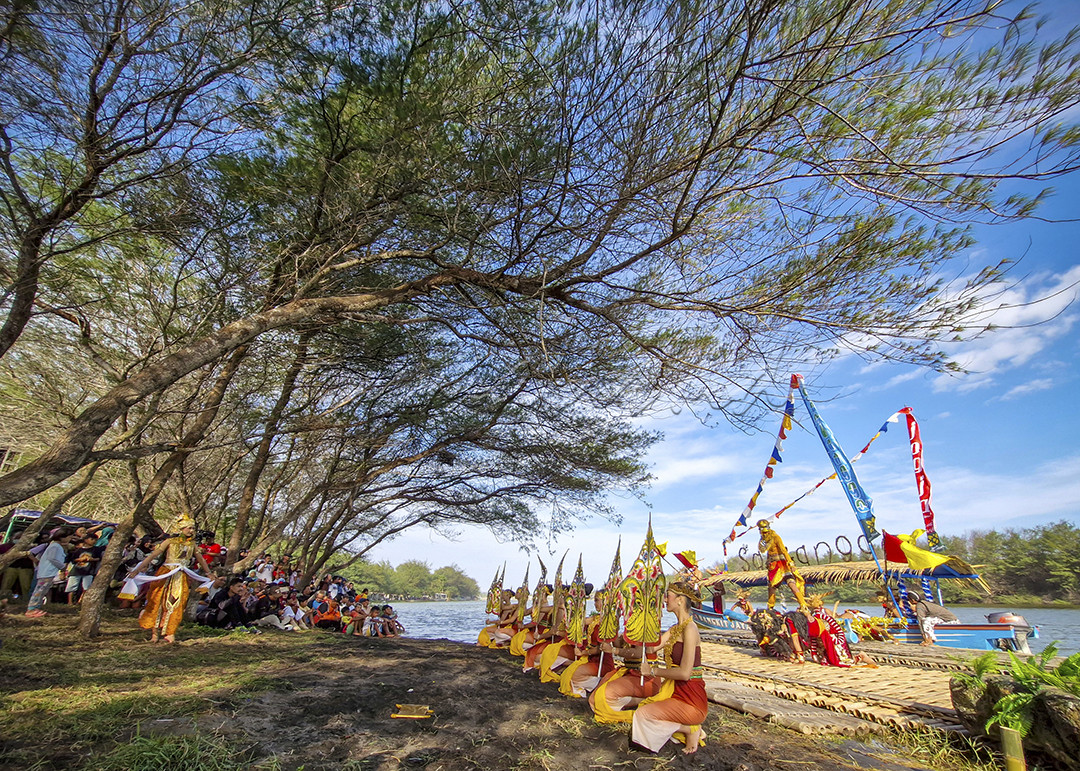 Pentas seni pertunjukan di pinggiran laguna pantai Glagah&nbsp;