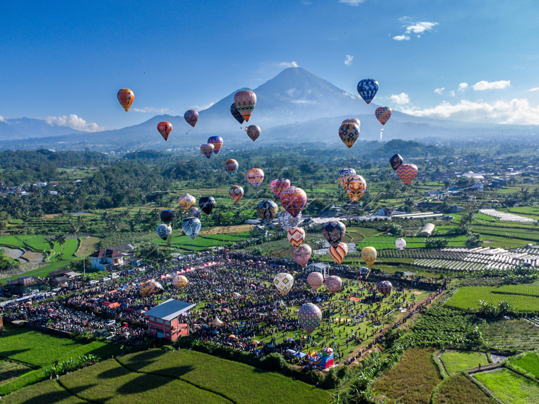 Kemeriahan Festival Balon Wonosobo dengan latar belakang gunung Sindoro yg indah