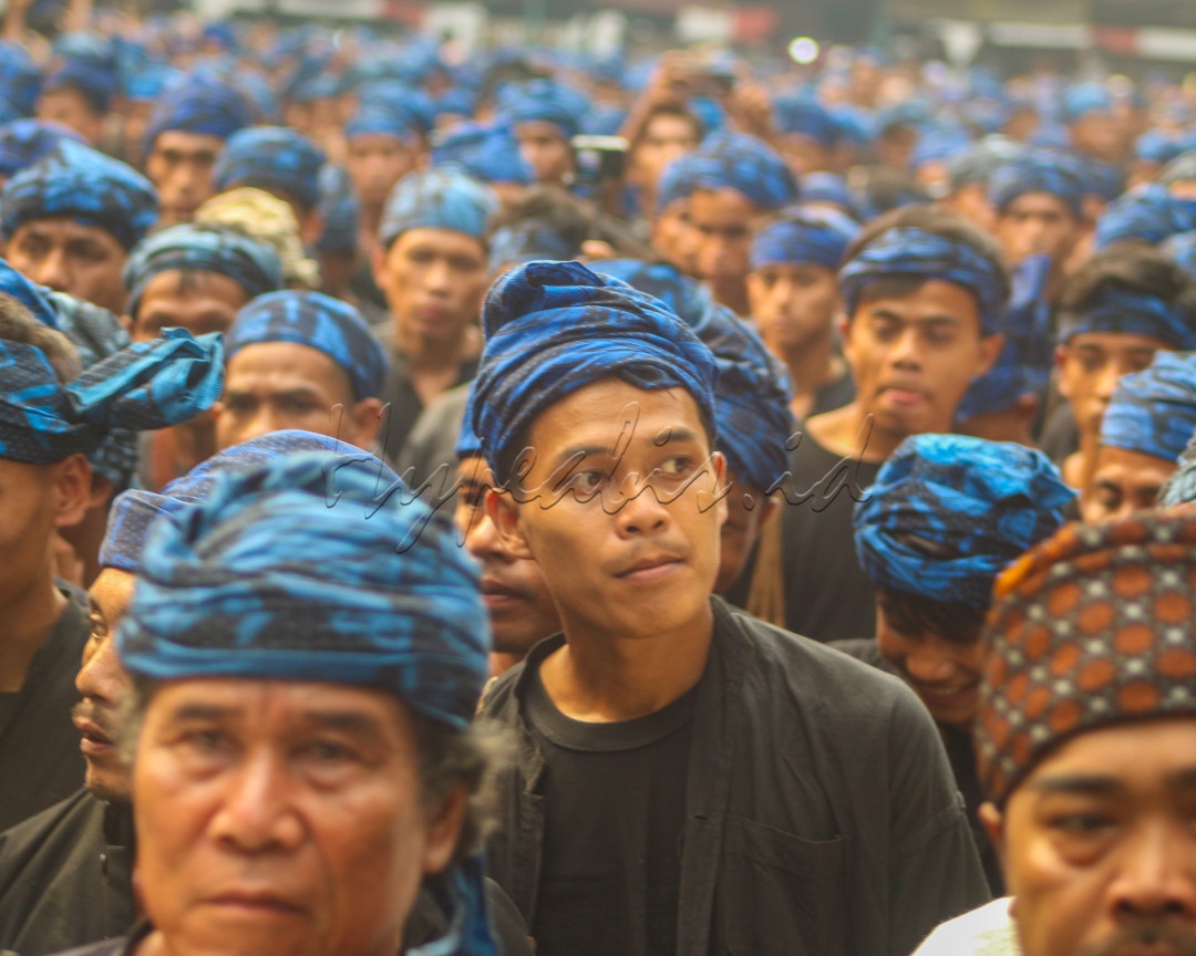 Warga Baduy melaksanakan Prosesi Seba Baduy, yang digelar setiap tahun. Acara ini melibatkan warga Baduy luar dan dalam. Dalam acara ini, sejumlah warga Baduy berjalan menuju Gedung Pemerintah, yang melibatkan kurang lebih 1500 warga.&nbsp;
