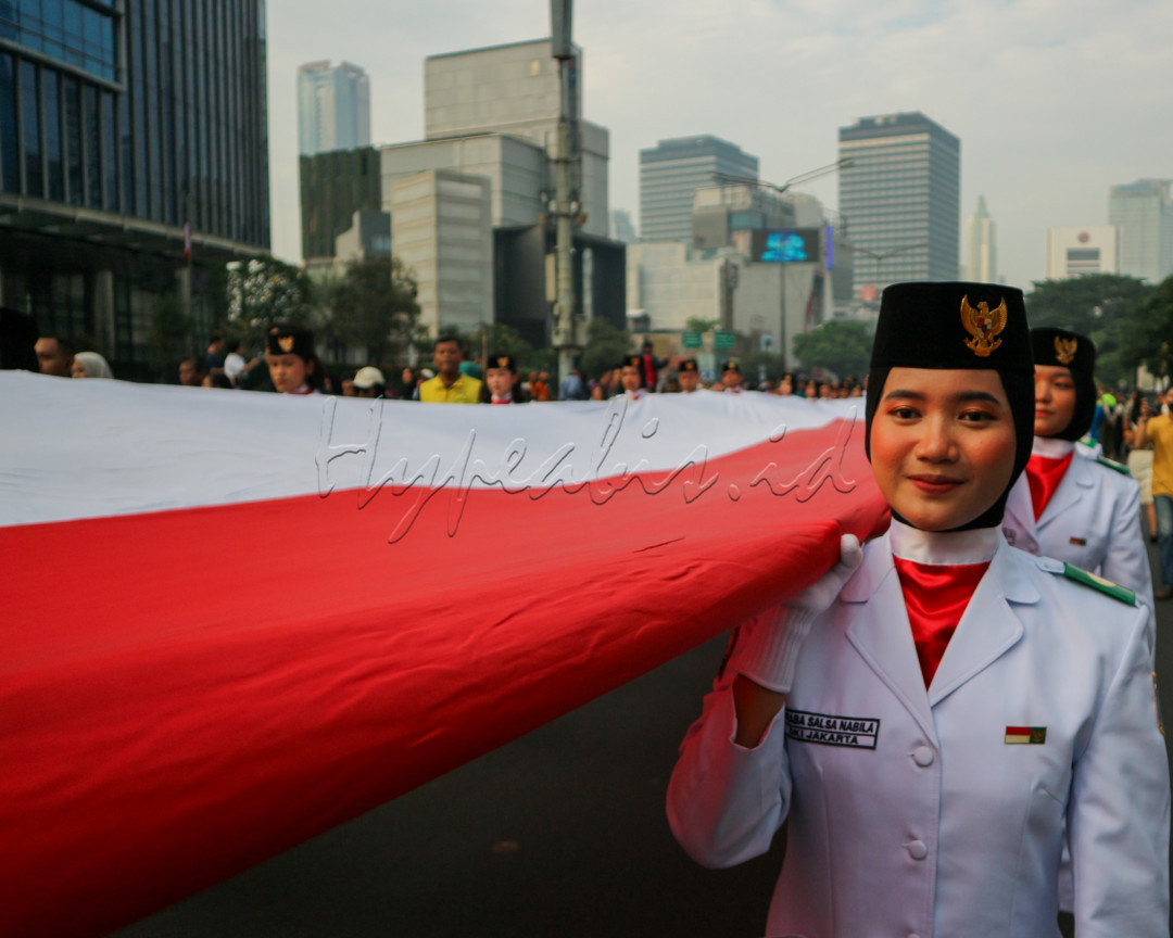 Dalam memperingati Hari Lahir Pancasila, sejumlah anggota Paskibra ikut serta dalam membawa Bendera Merah Putih ukuran raksasa. Antusias peserta sangat besar ditambah dengan dorongan dan semangat dari warga sekitar.&nbsp;