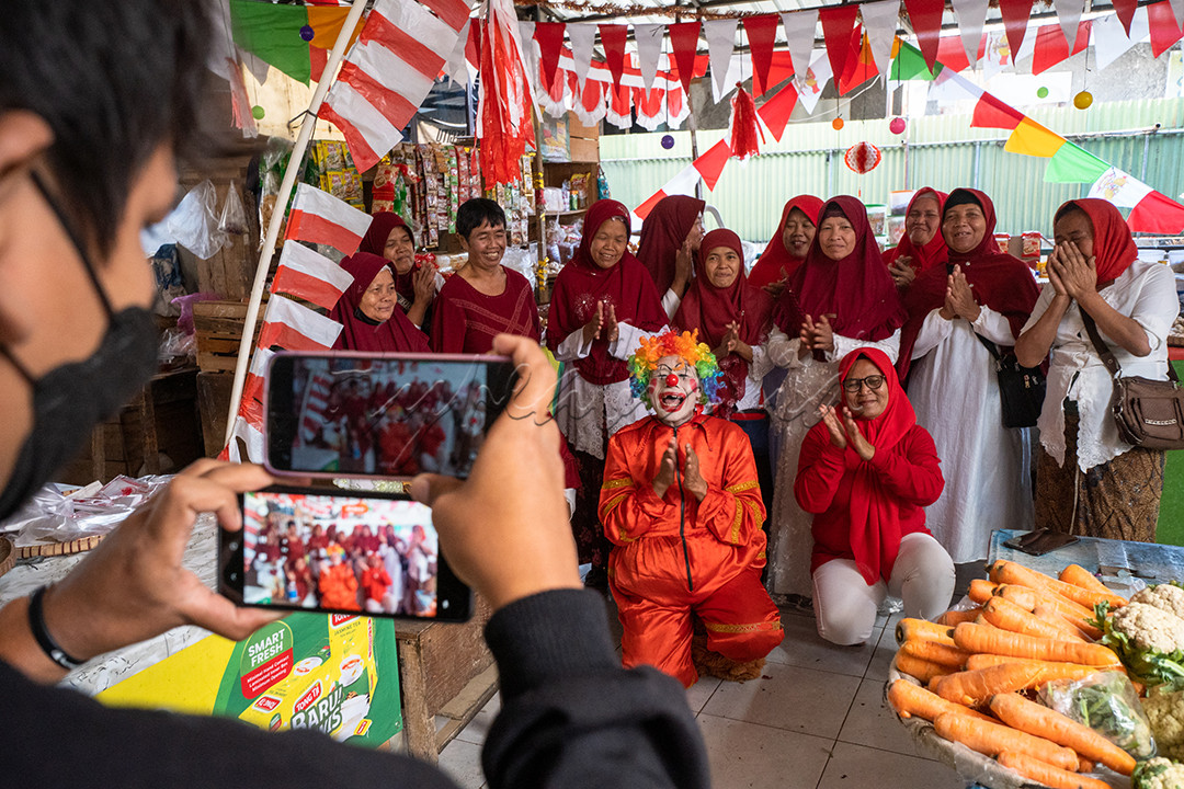 Para Pedagang di Pasar Rejowinangun, Magelang, Jawa Tengah, menyambut HUT RI yang ke-79 dengan penuh suka cita. Mereka berkumpul dan bernyanyi bersama dengan memakai seragam bernuansa merah putih.