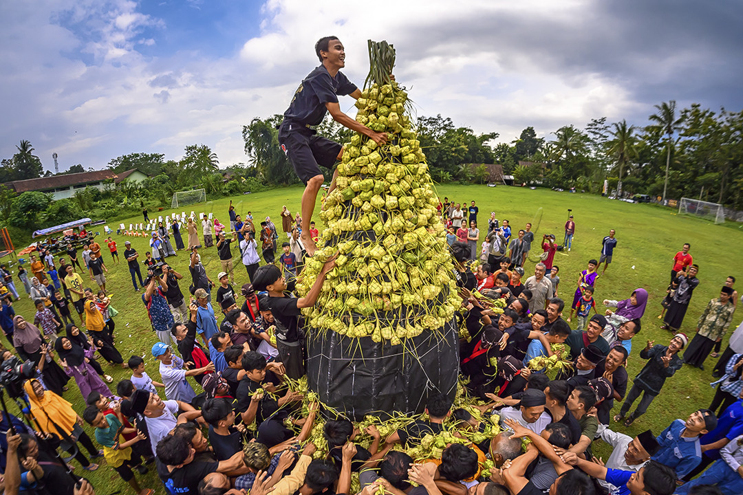 Antusias warga saat libur lebaran memeriahkan bulan Syawal selepas Hari Raya Idulfitri dengan menggelar Tradisi Grebeg Ketupat. Tradisi Grebeg Ketupat berlangsung di Desa Banjarnegara, Kecamatan Mertoyudan, Kabupaten Magelang. Menariknya, tradisi ini berisi uang hingga kupon diskon dari UMKM setempat yang disimpan di dalam ketupat.