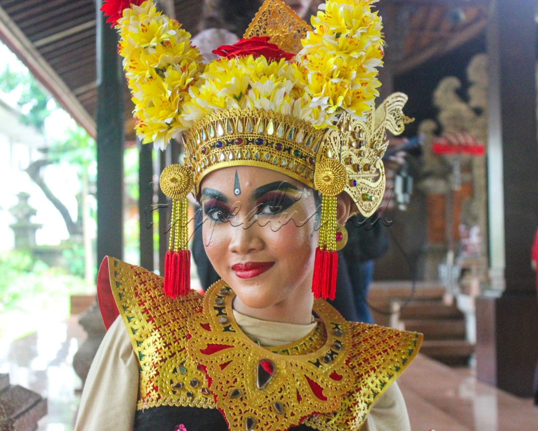 Seorang gadis cantik sedang menunggu giliran tampil dalam pergelaran budaya Bali di salah satu tempat. Budaya Indonesia perlu dikembangkan dan diwariskan agar tidak punah.&nbsp;