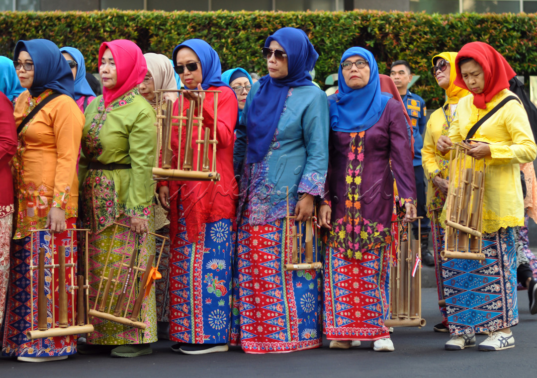 Ibu-Ibu persatuan kebaya akan performance angklung di kawasana Bundaran HI, Jakarta