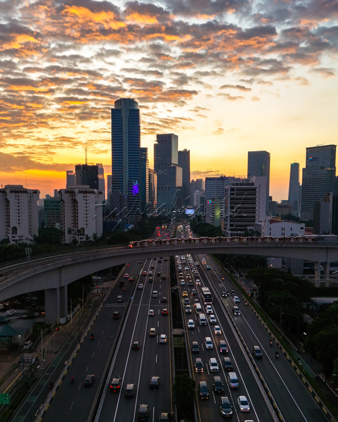 Transportasi modern berbasis rel ringan seperti LRT di kota besar Jakarta sangat membantu mobilisasi warga perkotaan khususnya kaum pekerja sehari-hari dalam menghindari kemacetan sehingga menghemat waktu, tenaga dan biaya.