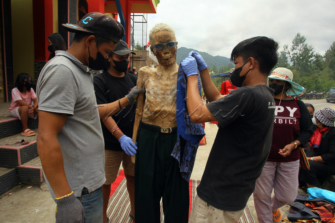 Sejumlah rumpun keluarga almarhum membersihkan jenazah dan mengganti baju kerabatnya yang dikeluarkan dari dalam kuburan (Liang) di Lembang/Desa Lempo Po'ton, Kecamatan Rinding Allo, Kabupaten Toraja Utara, Sulawesi Selatan, Sabtu 24 Agustus 2024 pada ritual Ma'nene yang tujuannya untuk selalu mengingat kepada leluhur. Ritual ini dilakukan sekali dalam sepuluh tahun.