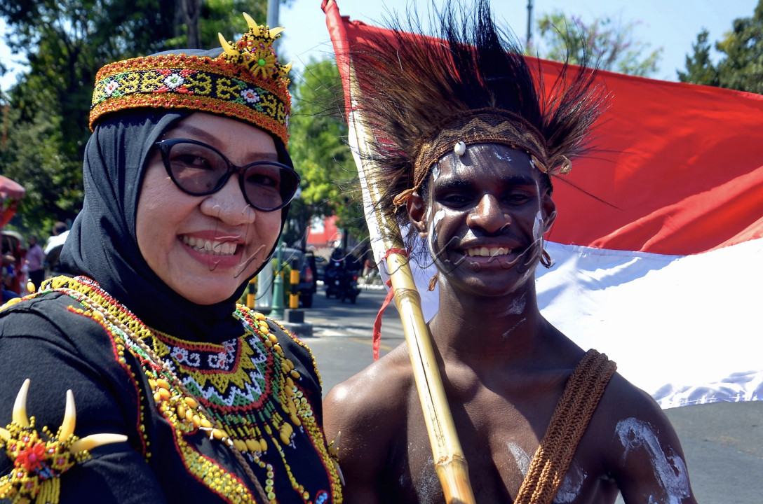 Merayakan HUT Ri mengenakan busana dan atribut daerah masing-masing
