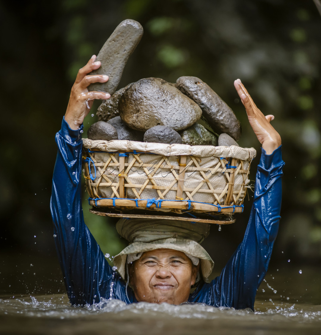 Semangat dengan tekat yang kuat demi memenuhi kebutuhan sehari-hari pencari batu kali tak pantang menyerah untuk bekerja mencari batu di derasnya aliran sungai , setiap harinya pencari batu kali ini harus merendam diri dengan tumpuan kaki untuk menahan arus sungai yang deras demi mendapatkan batu yang akan diserahkan kepada pengepul , perempuan tangguh yang penuh memberikan motivasi dan cerminan kehidupan untuk bangkit bersama.