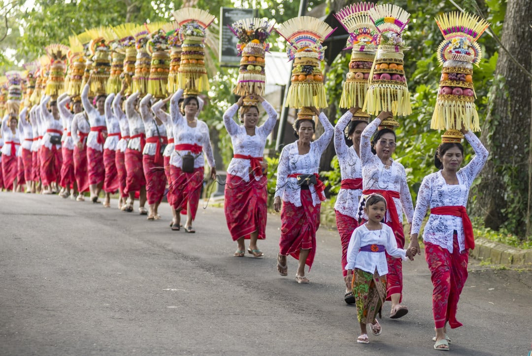 Upacara mepeed adalah&nbsp;salah satu rangkaian dari upacara besar yang di gelat di Pura Kahyangan. Biasanya diikuti oleh para perempuan dengan mengusung Gebogan ataupun hanya berjalan beriringan dengan menggunakan busana adat Bali.