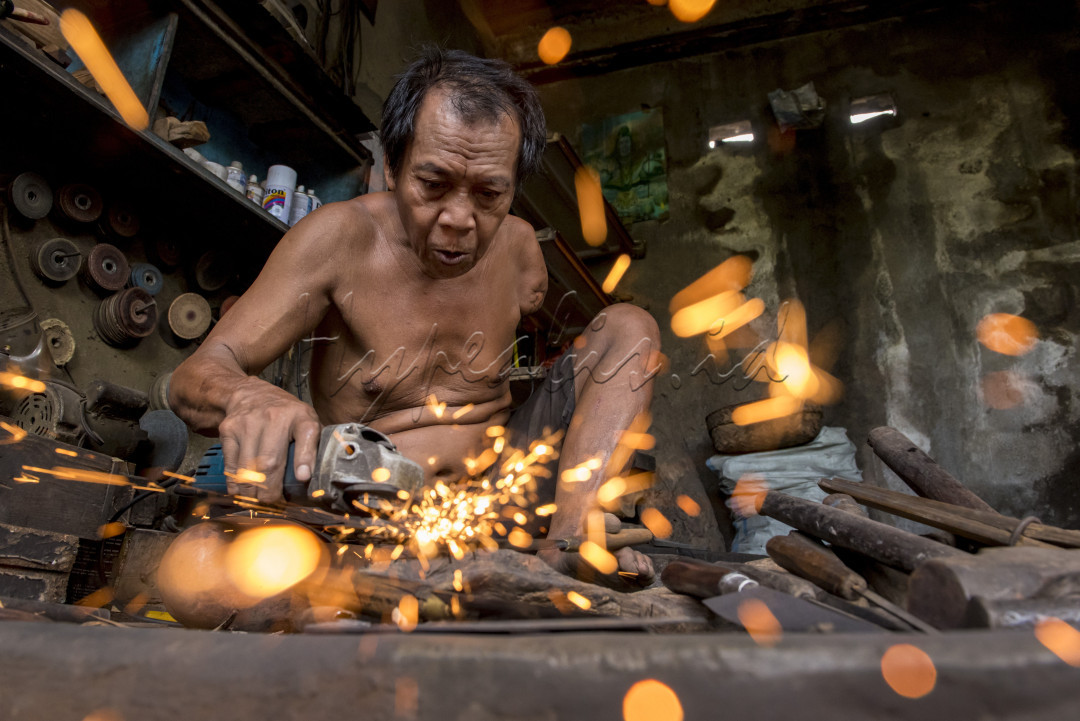 semangat bapak pande wena membuat pisau yang nantinya akan di perjual belikan di pasar tradisional Bali