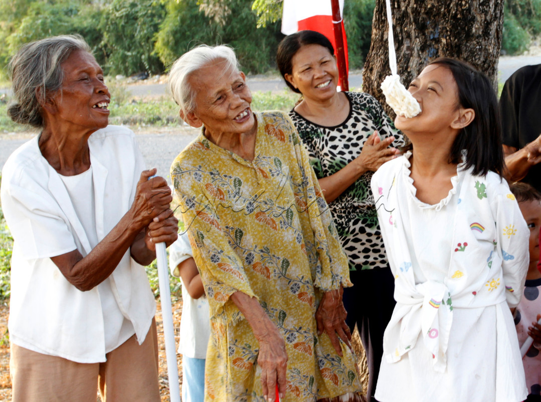 Dalam perlombaan HUT-RI, lomba makan kerupuk sangat disukai anak -anak. Dukungan dari nenek membuat anak-anak menjadi semangat.<br />
&nbsp;