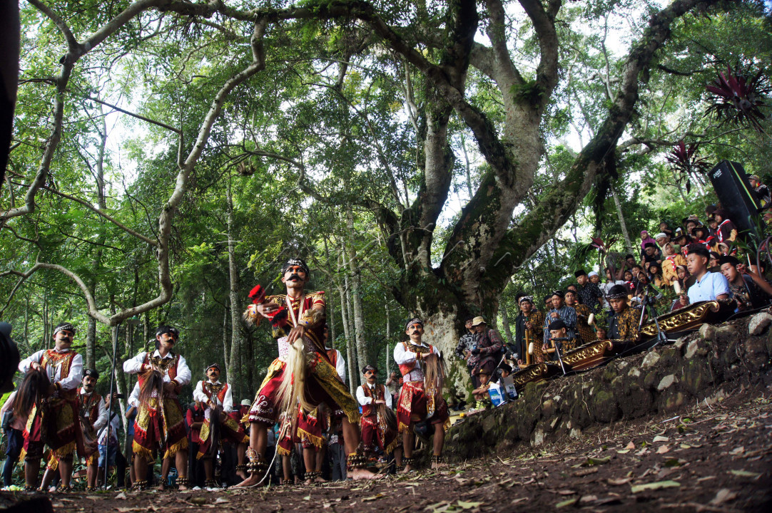 Penari menampilkan Tari Turonggo Seto saat tradisi Nyadran Rejeban Plabengan di kawasan lereng Gunung Sumbing Dusun Cepit, Pagergunung, Bulu, Temanggung, Jawa Tengah. Ratusan masyarakat petani tembakau setempat melaksanakan tradisi turun temurun setiap hari Jumat Wage bulan Rejeb penanggalan Jawa sebagai wujud syukur kepada Tuhan dan penghormatan kepada tokoh penyebar agama Islam Ki Ageng Makukuhan.&nbsp;