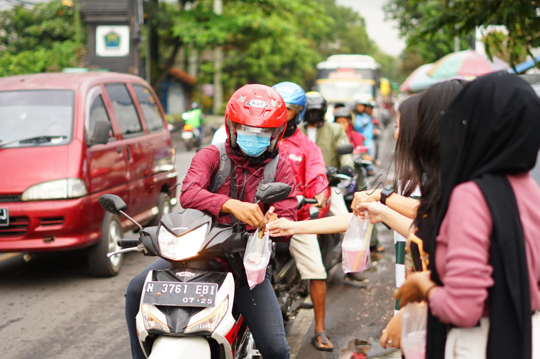 Ramadhan adalah bulan penuh berkah, ampunan, dan pahala. Banyak orang berbondong-bondong dalam melakukakan kebaikan dalam berbentuk berbagi, salah satunya adalah berbagi takjil menjelang buka puasa yang dilakukan oleh banyak orang di berbagai kota Indonesia
