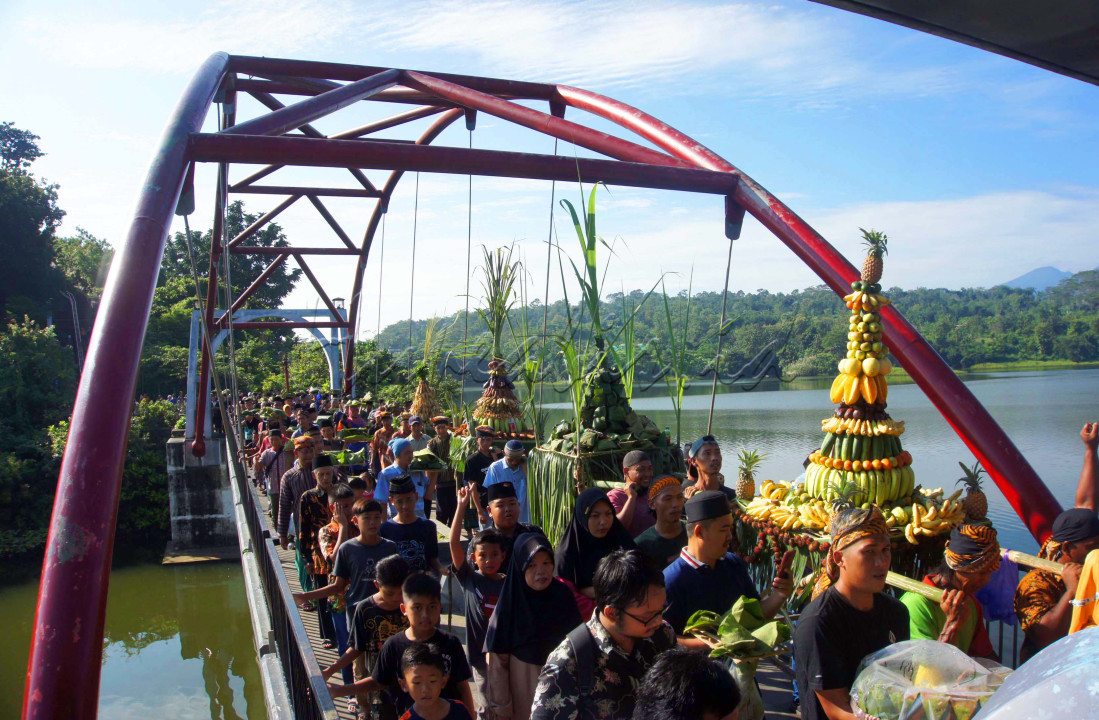 Tradisi Sesaji Rewanda yang digelar oleh warga Kelurahan Kandri, Kecamatan Gunungpati, Kota Semarang, Jawa Tengah, berlangsung meriah. Tradisi itu merupakan napak tilas Sunan Kalijaga saat mencari kayu jati pilihan di sekitar Goa Kreo, yang dihuni banyak monyet ekor panjang. Tradisi ini ditandai dengan sesaji gunungan buah-buahan untuk diberikan kepada monyet yang sampai saat ini bermukim di Kawasan Goa Kreo, Sabtu (23/6). Tapi sayangnya sesaji buah-buahan yang di bentuk gunungan yang berisikan seperti pisang, kacang, buah jeruk dan terong yang harusnya untuk di perebutkan monyet malah di ambil pengunjung dan sebagian ada yang membawa pulang.