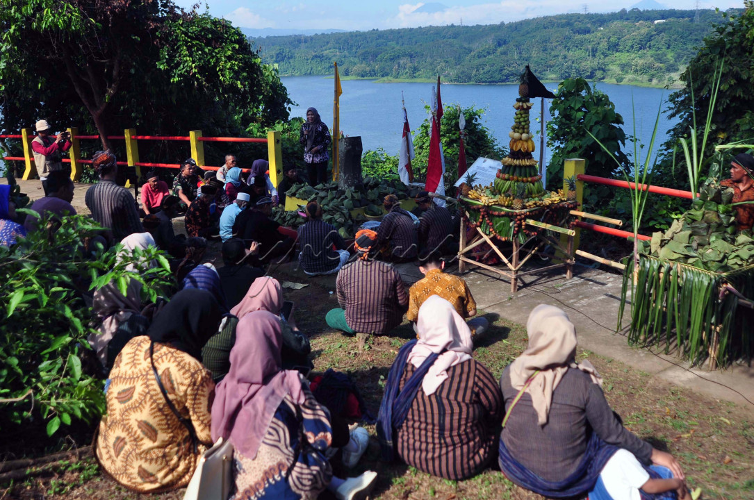 Warga Talun Kacang, Kelurahan Kandri, Kecamatan Gunungpati, bersama Pemerintah Kota Semarang menggelar tradisi sesaji rewanda, Sabtu (29/4/2024). Kegiatan ini merupakan sebuah ungkapan rasa syukur dengan cara berbagi kepada para monyet yang ada di&nbsp;Goa&nbsp;Kreo.<br />
&nbsp;