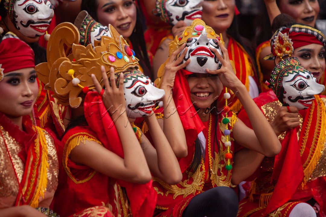 Wajah yang riang bahagia sang penari seusai menampilkan tarian asli Kab. Lumajang, Jawa Timur yaitu Tari Topeng Kaliwungu
