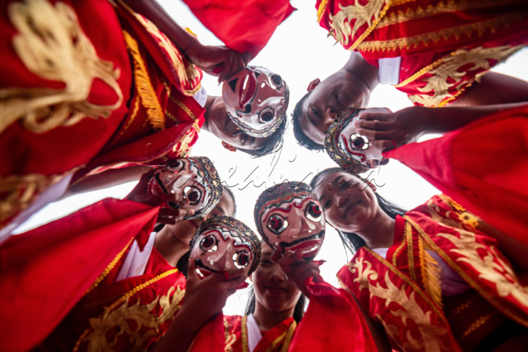 Tari Topeng Kaliwungu merupakan kesenian yang masuk warisan budaya tak benda yang dimiliki oleh Kab. Lumajang, Jawa Timur yang menjadikan salah satu tarian asli Kab. Lumajang dengan sejarah yang dramatis.