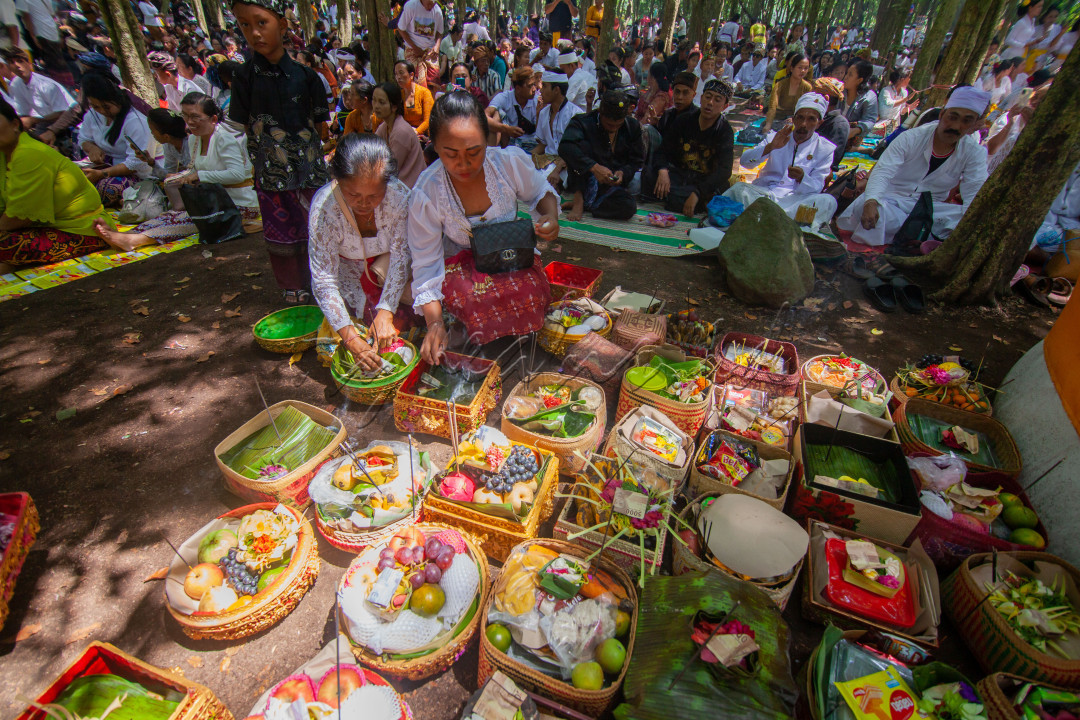 Sejumlah Umat Hindu mempersiapkan upacara ritual melasti di Pantai Watu Pecak, Kab. Lumajang, Jawa Timur. Pelaksanaan ibadah merupakan wujud ketaatan dalam beragama yang merupakan wujud dari wajah Indonesia.